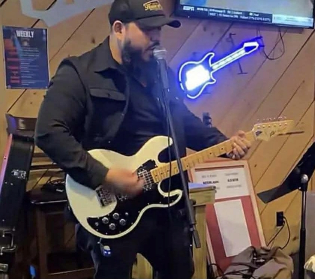 Luis Perez Live Music